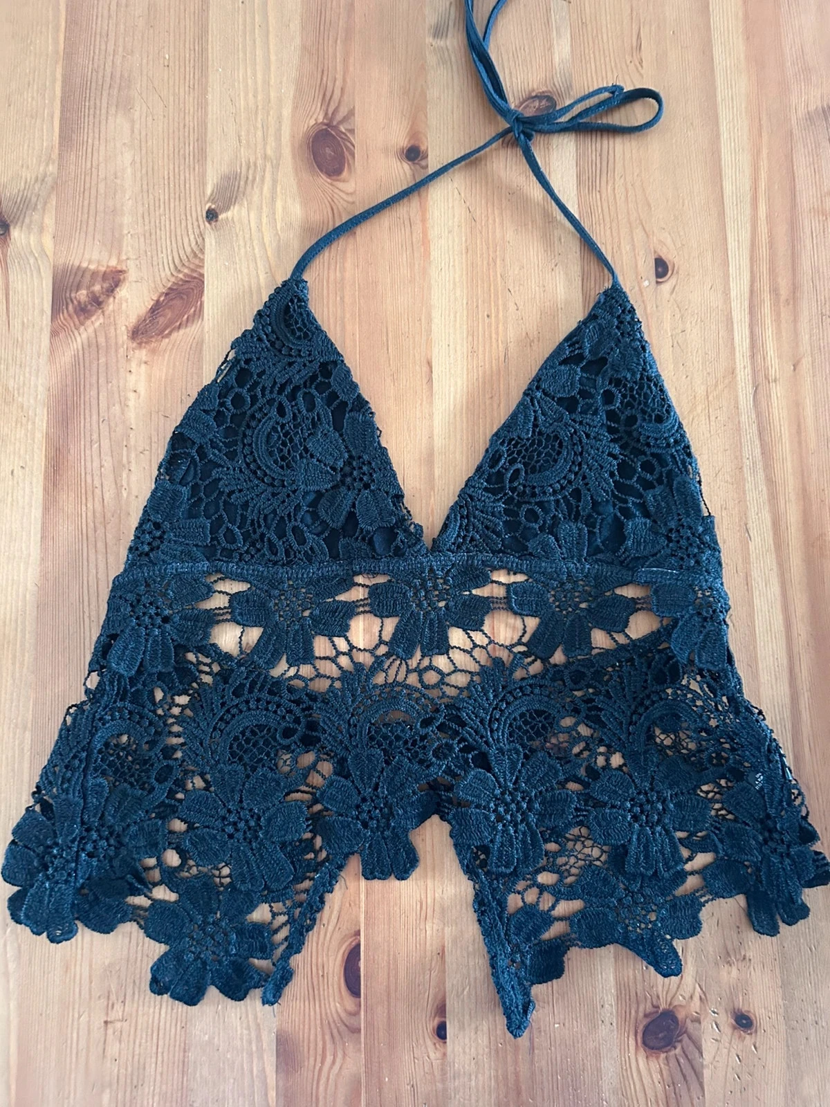 Haut en dentelle noir – Dos nu